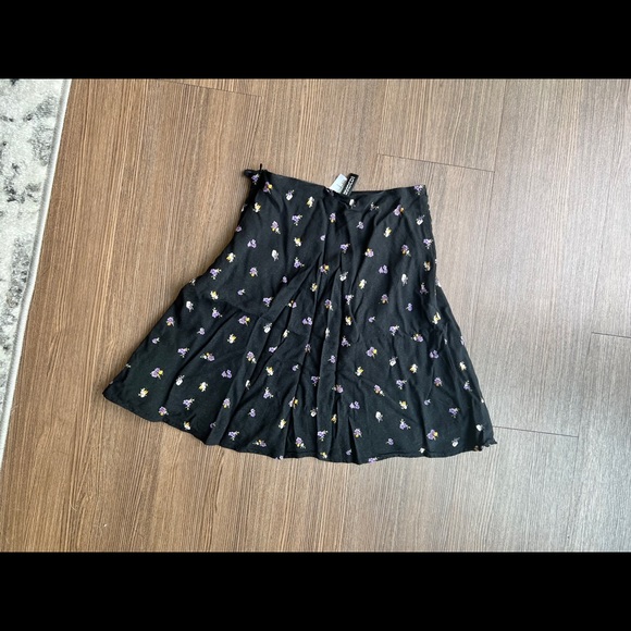 Black Floral Mini Skirt - Size 0 - Picture 2 of 3